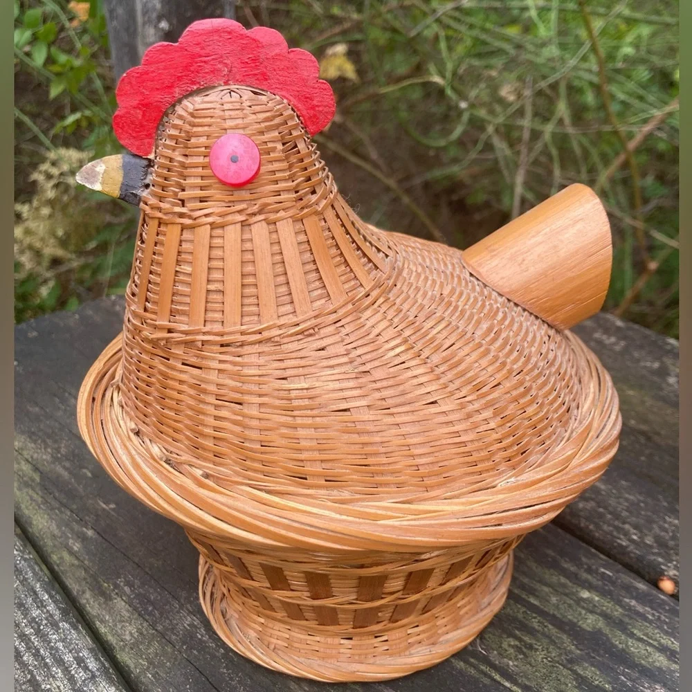 Vintage Wicker Chicken Hen Lidded Basket! (6.5